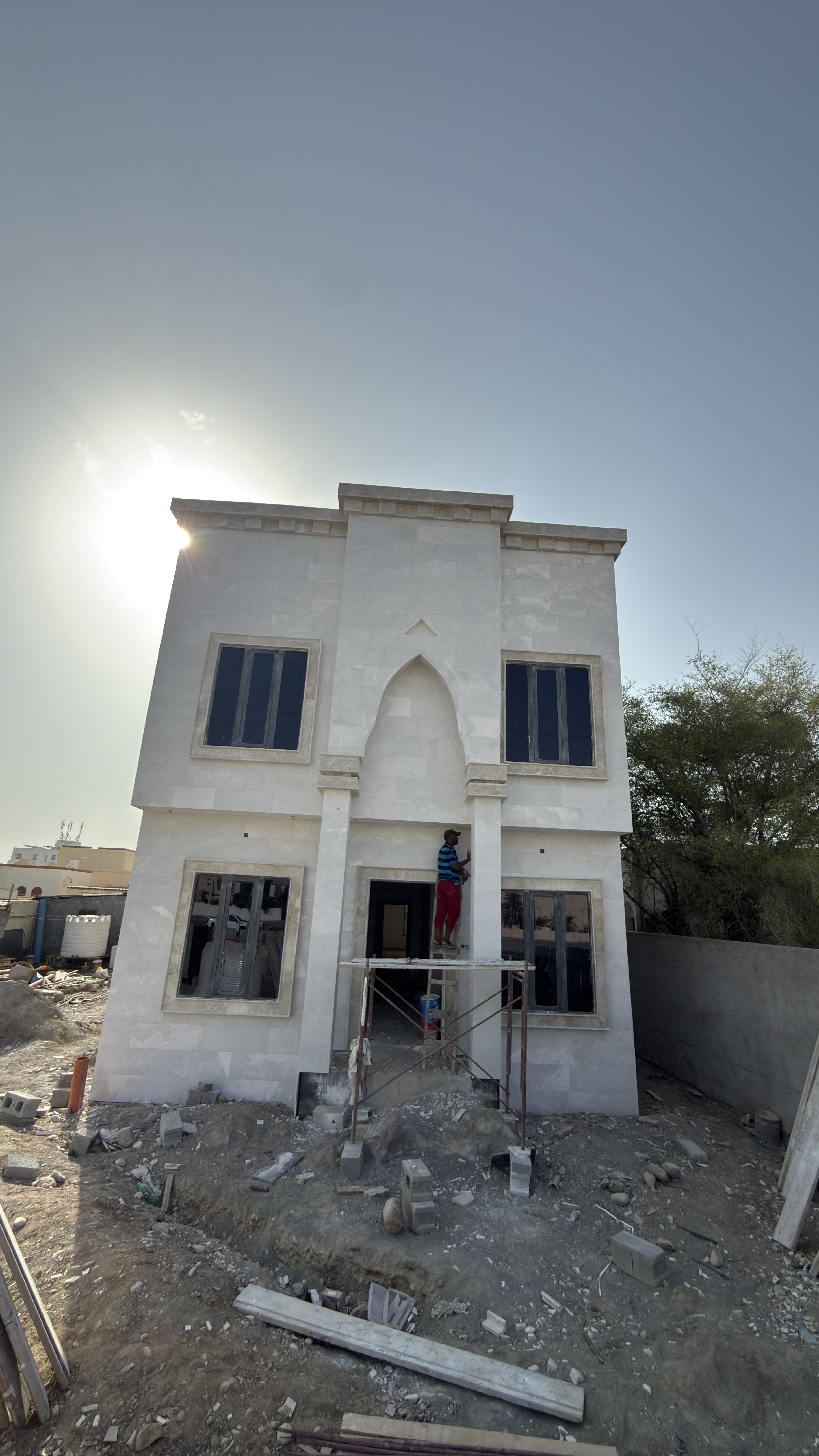 واجهة منزل بالحجر العُماني الساندبلاست الناعم في المعبيلة الجنوبية