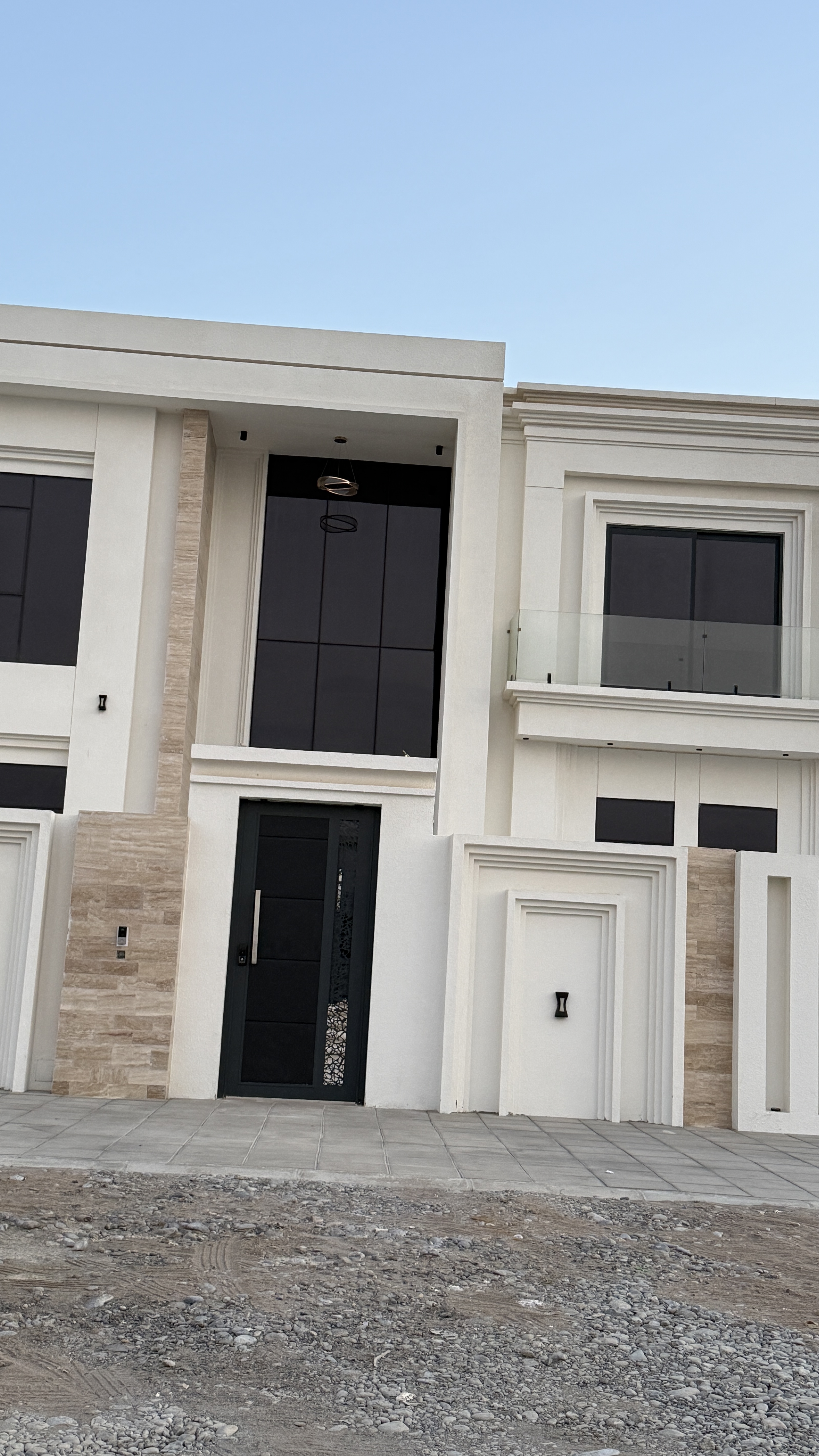 واجهة منزل بالترافرتين البيج على البحر في بركاء
