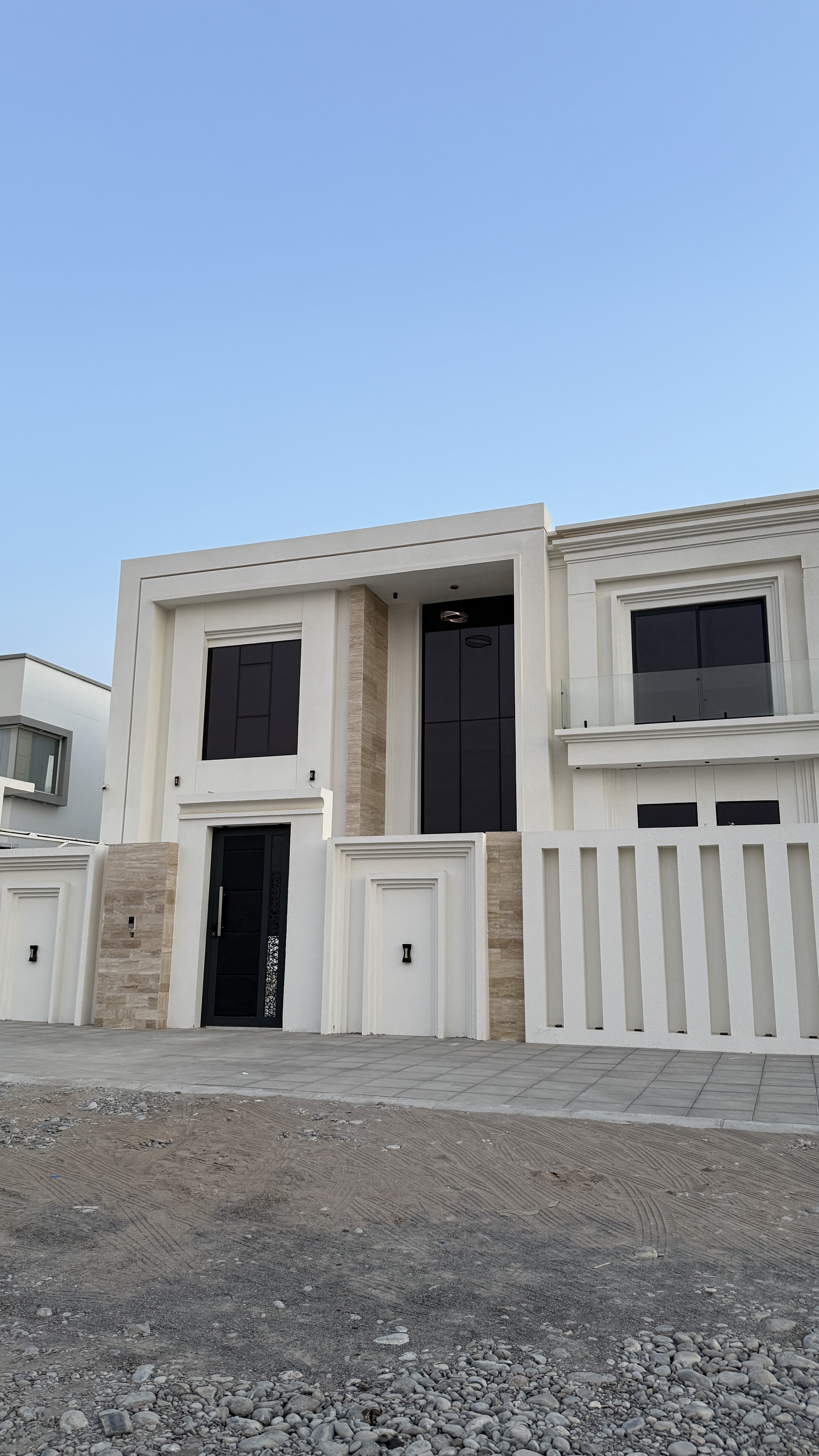 واجهة منزل بالترافرتين البيج على البحر في بركاء